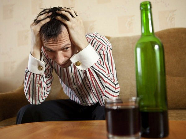 Lạm dụng rượu hoặc cai rượu không đúng cách làm tăng nguy cơ mắc bệnh run